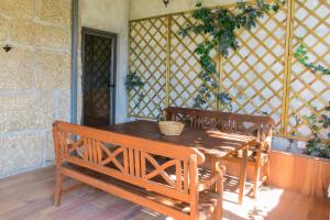 un tavolo in legno e 2 panche su un patio di Casa da Mouta - Douro Valley a Baião