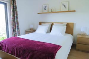 una camera da letto con un grande letto con una coperta viola di Casa da Mouta - Douro Valley a Baião