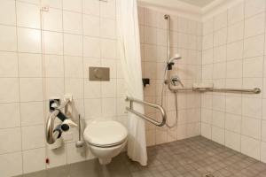 Phòng tắm tại Gästehaus St. Georg - Weltenburger Klosterbetriebe GmbH +42 ảnh