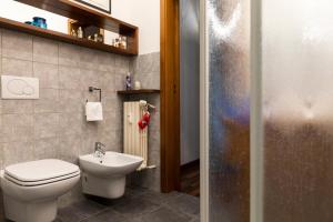 A bathroom at Casagrande 1920