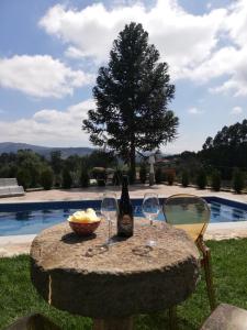 - une table avec une bouteille de vin et deux verres dans l'établissement Casa de Porto, à Barro