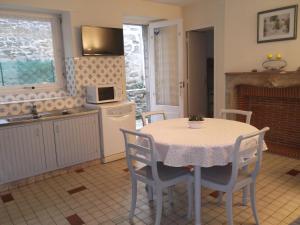 a kitchen and dining room with a table and chairs at Quai Vauban in Saint-Vaast-la-Hougue