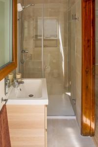 Et badeværelse på Casa da Quintinha - Villa with a pool