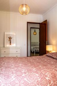 En eller flere senge i et værelse på Casa da Quintinha - Villa with a pool + 33 billeder