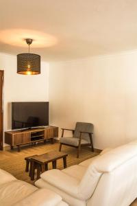 Et tv og/eller underholdning på Casa da Quintinha - Villa with a pool