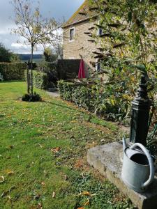 una casa con un patio con un cubo en la acera en Vakantieboerderij Ferme Le Bleuet, en Ohey