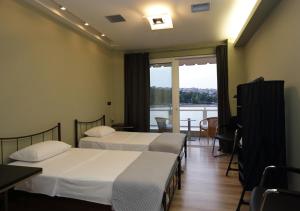 pokój hotelowy z 2 łóżkami i oknem w obiekcie Chalkida Seafront Apartment w Chalkidzie