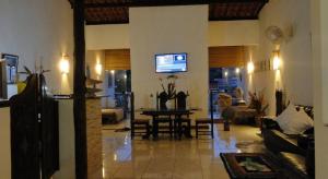 a living room with a couch and a table at Casa de Vidro in Itacaré