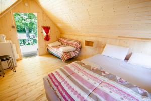 Posteľ alebo postele v izbe v ubytovaní Camping de Tournus - Drole de cabane