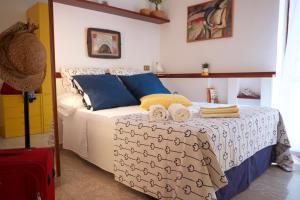 a bedroom with a bed with towels on it at A casa di Andrea e Lucia in Gaeta