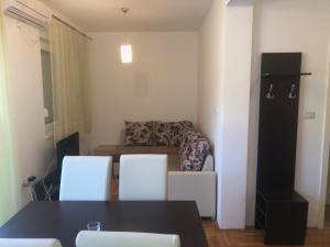 a living room with a table and chairs and a couch at Apartman Nidžo in Trebinje