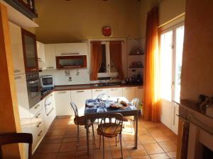 cocina con mesa y sillas y cocina con ventana en B&B Sweet Dreams, en Pescara