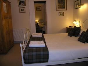 A bed or beds in a room at Achnabobane Farmhouse 