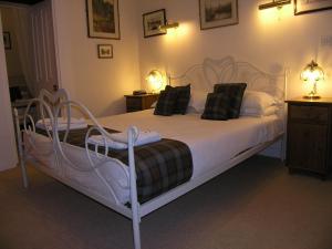 A bed or beds in a room at Achnabobane Farmhouse 