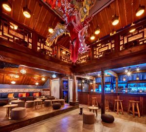 El salón o zona de bar de Hotel Ling Bao, Phantasialand Erlebnishotel