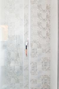ducha con puerta de cristal y cabezal de ducha en FCO Luxury Apartments, en Fiumicino 41 fotos más
