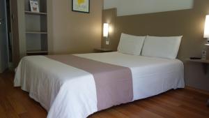 Rúm í herbergi á Hotel Cristol