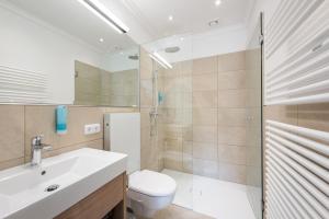 Pill的住宿－Hotel Plankenhof B&B，浴室配有卫生间、盥洗盆和淋浴。