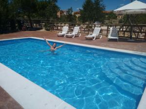The swimming pool at or close to Alojamientos rurales el hosquillo, lugar de bienestar