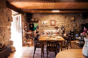 a group of people sitting at a table in a restaurant at Reitoral de Chandrexa in Parada del Sil