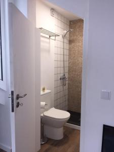 フンシャルにあるRochinha Cozy Homeの白いバスルーム(トイレ、シャワー付)