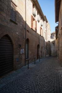 an alley with a brick building and a cobblestone street at Sant'Angelo 42 in Orvieto