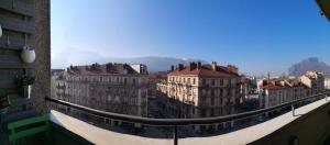 グルノーブルにあるLe balcon de l'Aigleのバルコニーから市街の景色を望めます。