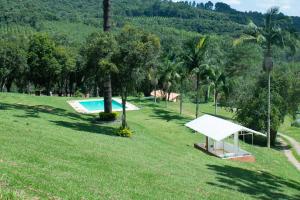 una piscina in mezzo a un prato di Refúgio das Araucárias a Ibiúna