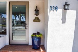 una planta en una olla azul sentada fuera de una puerta en Beachside Inn, en Santa Bárbara