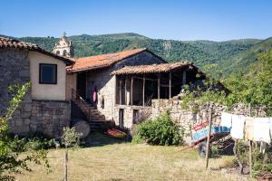 an old house and a building with a church at Reitoral de Chandrexa in Parada del Sil