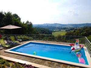 Bazén v ubytování Elizabeta Holiday Home nebo v jeho okolí