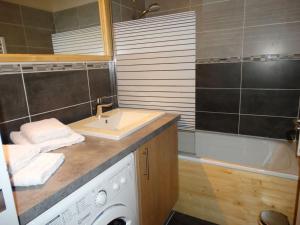 a bathroom with a sink and a washing machine at STUDIO 4 pers, Cœur station, Proche pistes in Les Deux Alpes +25 photos