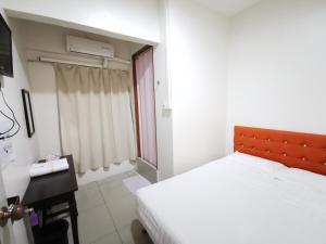 Un pat sau paturi într-o cameră la Lodge88 ( l l )