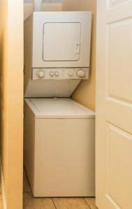 een witte wasmachine en droger in de kamer bij Ocean Village Club F16 in St. Augustine