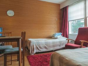 サーリセルカにあるHoliday Home Moitakuru a 14 by Interhomeのベッドルーム1室(ベッド2台、テーブル、椅子付)