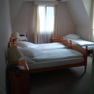 En eller flere senger på et rom på Hotel De La Paix