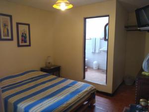 Un pat sau paturi într-o cameră la Huanchaco Hostal