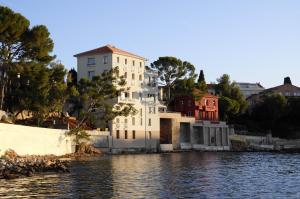 a white building on the side of a body of water at Splendid Hôtel in Bandol
