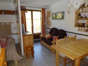 un soggiorno con divano e tavolo di Appartement l'Aiglon a La Salle-les-Alpes