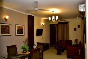 Et opholdsområde på 2BHK Comfortable Furnished Serviced Apartments in Hauz Khas - Woodpecker Apartments