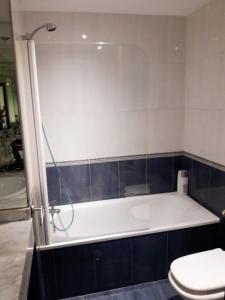 La salle de bains est pourvue d'une baignoire et de toilettes. dans l'établissement Bel appartement au centre ville et de la plage, à Ceuta