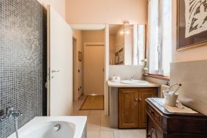 A bathroom at A due passi dal Castello