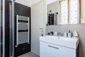 A bathroom at A due passi dal Castello