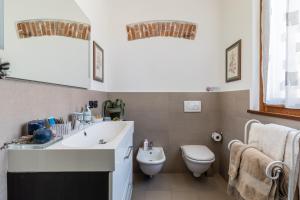 A bathroom at A due passi dal Castello