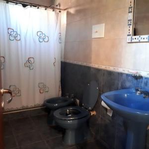 une salle de bain avec deux toilettes et un lavabo dans l'établissement Bosque Peralta Ramos. Zorzales del Bosque, à Mar del Plata