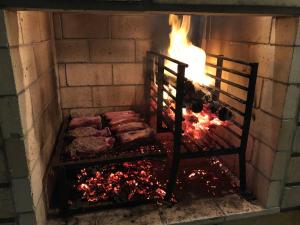 um forno de tijolos com comida a cozinhar em Cabana Uruguaia Pet friendly em Torres
