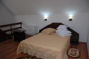 En eller flere senge i et værelse på Pensiunea Bogdan