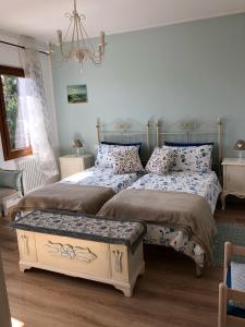 a bedroom with two beds and a chandelier at Dimora Naviglio in Dolo