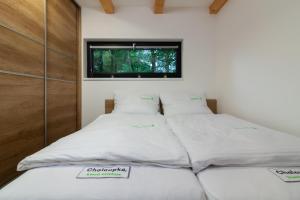 Postel nebo postele na pokoji v ubytování Chaloupka, která existuje