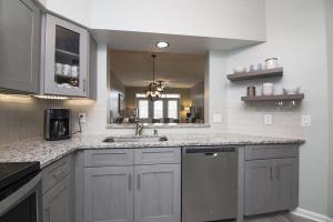 een keuken met een spoelbak en een aanrechtblad bij Seaside at Anastasia C202 in St. Augustine